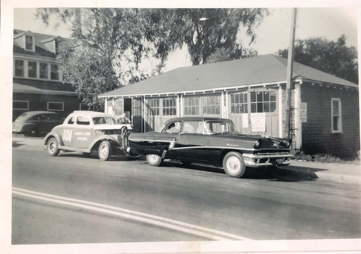 The faithful 1956 Mercury Montclair towed the 101 to its races. Idella Rounds, Lewis’s mother, seen through the passenger side window, always attended the races.